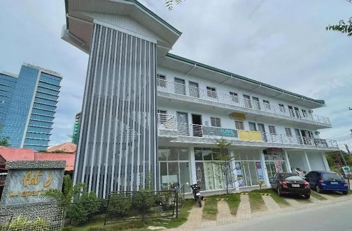 호텔 Reddoorz At Fat J Apartelle Mactan